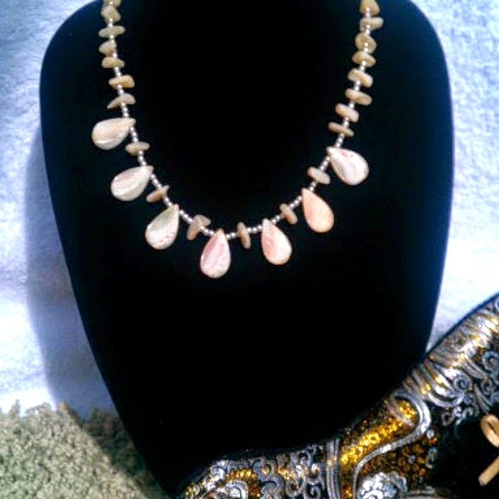 WOMEN NECKLACE W/ HANGING SHELLS